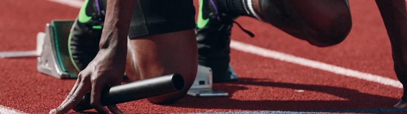 英超联赛曼城对阵利物浦全场回放视频封面 - 足球运动员在绿茵场上奔跑